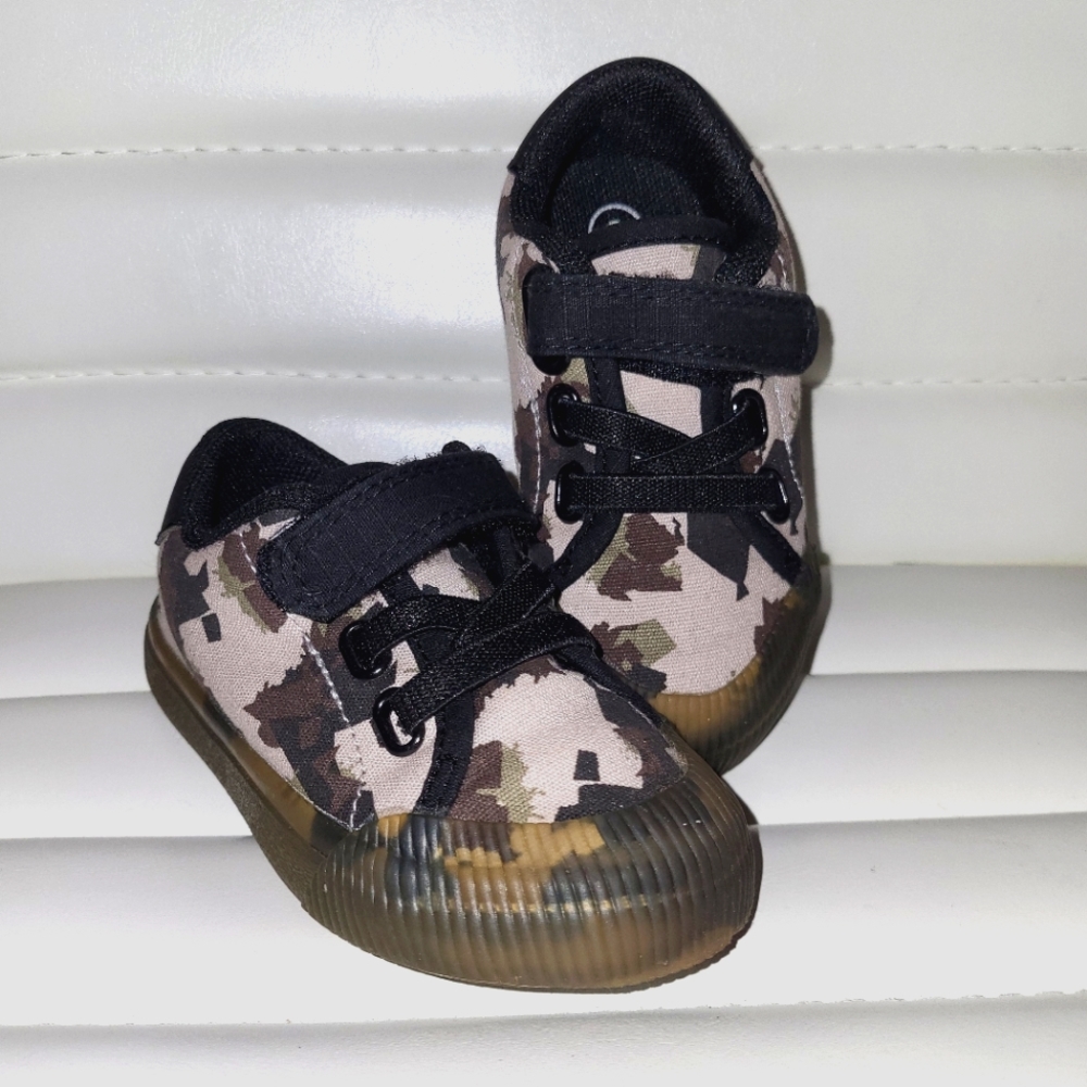 Kid's Shoes: Size 6, Cat and Jack